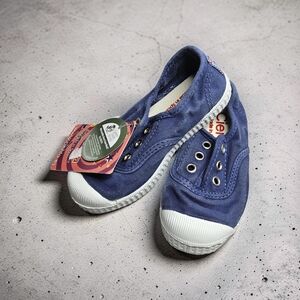 NWOT Size 23 EU or 7 to 7.5 US Kids Cienta Navy Blue Kids Sneakers made in Spain
